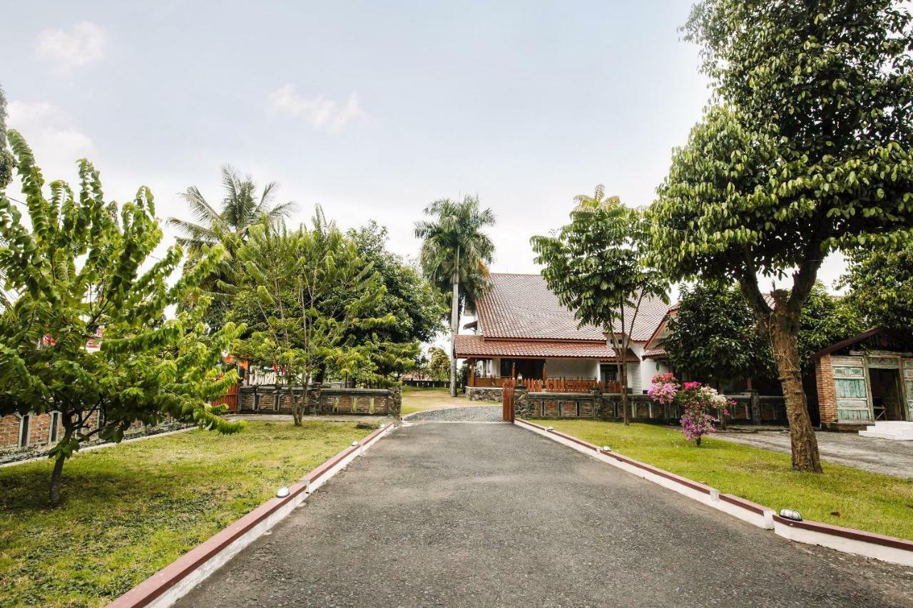 בניוואנגי Oyo 986 Authentic Osing Homestay מראה חיצוני תמונה